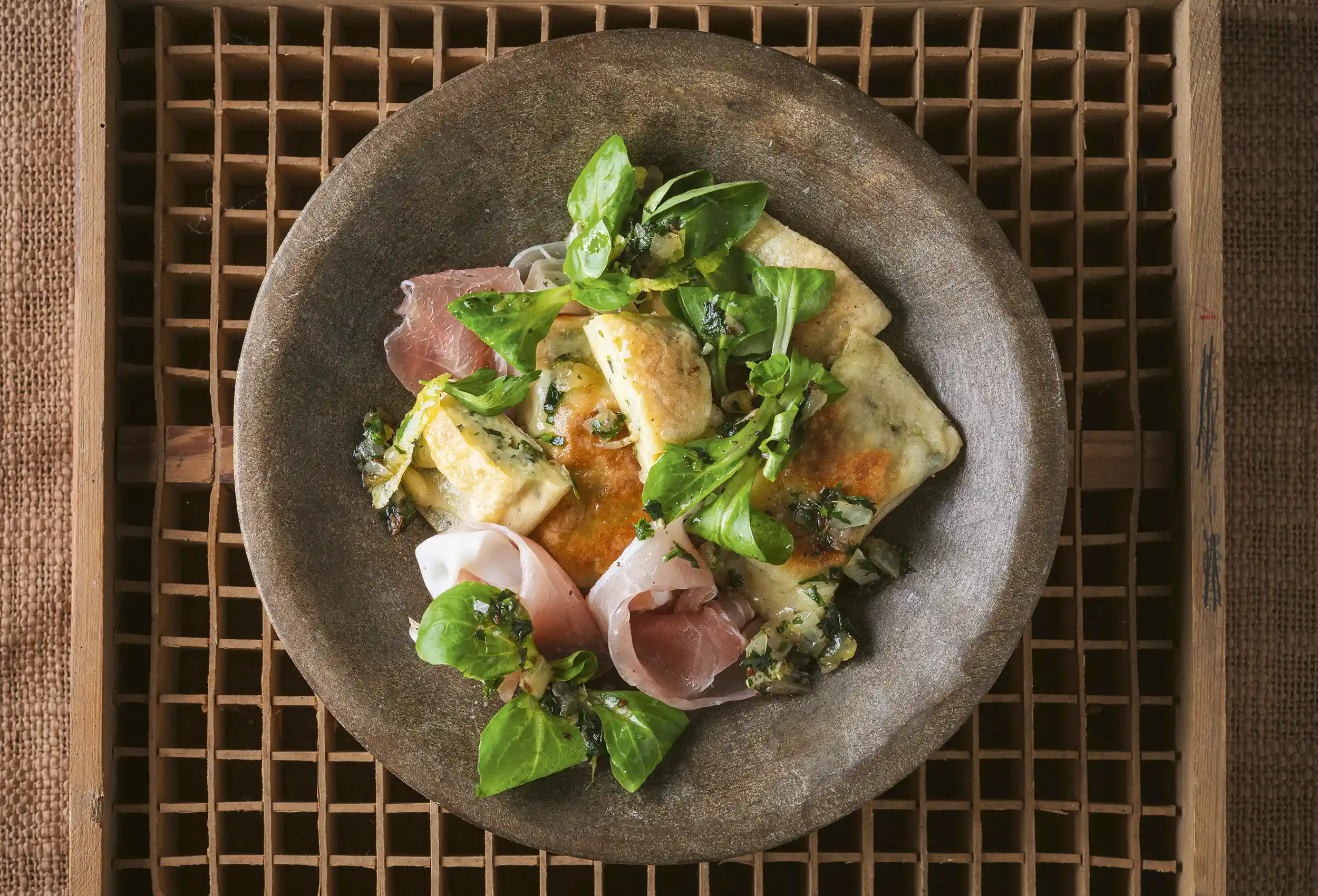 Kartoffel-Maultaschen mit Feldsalat brauner Butter und Ferkelschinken